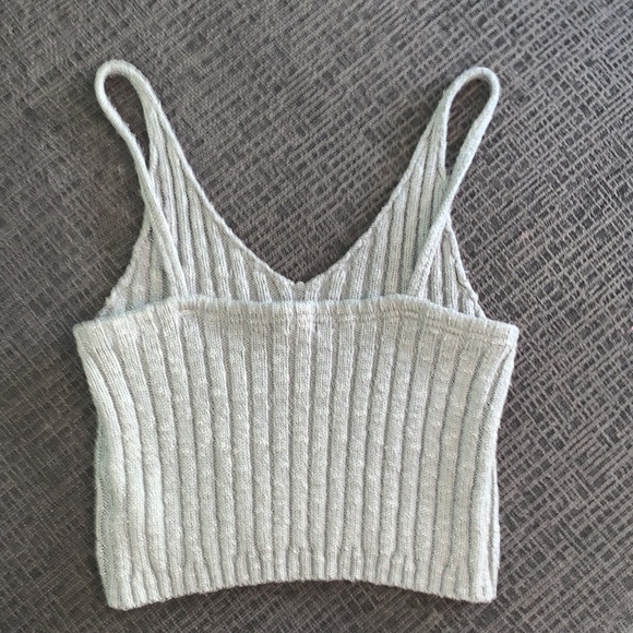 Ribbed V-neck Crop Top - Picture 3 of 3